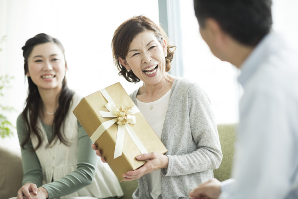 還暦祝いで贈る定番のプレゼント