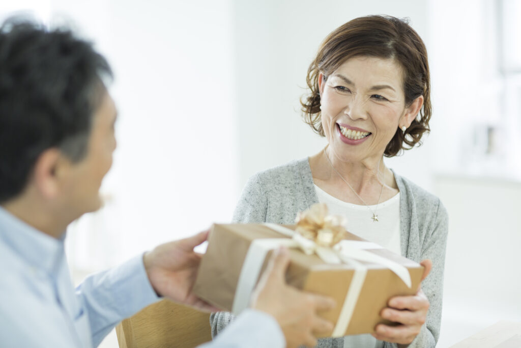 還暦祝いのプレゼントを贈る際に気を付けたいマナーとポイント